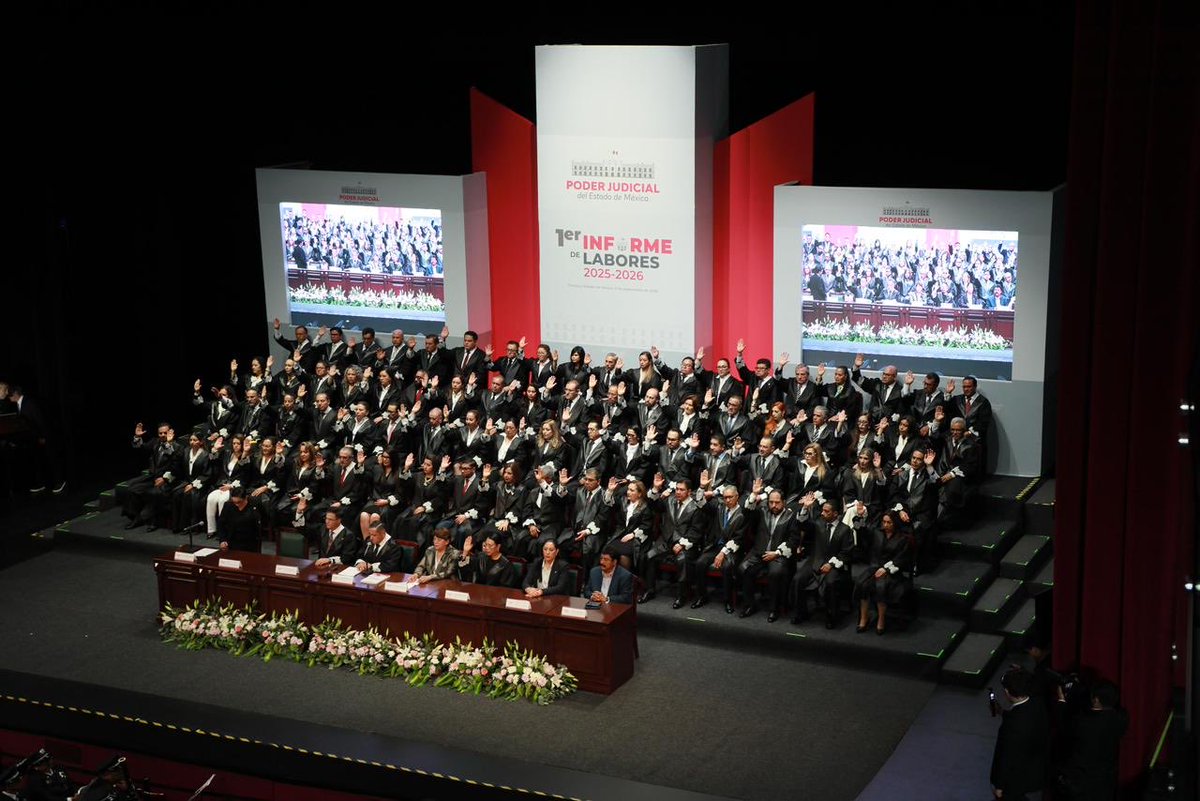 PJEdomex's tweet photo. El Magistrado Héctor Macedo García, Presidente del Tribunal Superior de Justicia, rindió el Primer Informe de Labores 2025-2026 del Poder Judicial del Estado de México, en el Teatro Elisa Carrillo del Centro Cultural Mexiquense Bicentenario, en Texcoco.

Acompañado por la Magistrada Maricela Reyes Hernández, Presidenta del Tribunal de Disciplina Judicial; el Magistrado Fernando Díaz Juárez, Presidente del Órgano de Administración Judicial e integrantes de los tres plenos, Macedo García dio cuenta de los avances, acciones y resultados alcanzados durante el primer año de gestión del #PJEdomex, así como de los retos y acciones para continuar fortaleciendo una justicia humana, cercana, transparente y eficiente.

Asistió como invitada de honor, la Gobernadora Constitucional del Estado de México, Delfina Gómez Álvarez; así como Martha Azucena Camacho Reynoso y Francisco Vázquez Rodríguez, representantes de la LXII Legislatura del Estado de México.

Además, titulares y representantes de los poderes judiciales de 11 entidades del país, integrantes del Gabinete, de la Mesa de Paz, de CODHEM, UAEMex, IEEM, TEEM, TRIJAEM, ex titulares del PJEdomex, legisladores locales y federales, presidentas y presidentes municipales, abogacia, representantes de pueblos indigenas, organizaciones empresariales, sindicales, académicos, líderes religiosos, magistradas, magistrados, juezas, jueces, personal judicial y ciudadanía.
#JusticiaCercana
#PJEMCercano