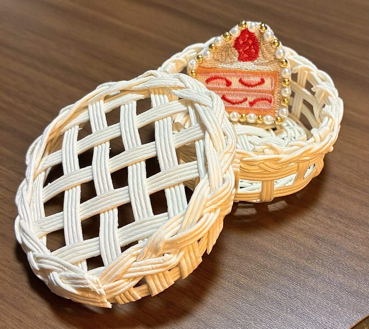 pnpp_tako's tweet photo. クラフトバンド楽しすぎて、憧れの編み込みアップルパイ風小物入れ作った🍎🥧　可愛すぎるッッ https://t.co/OWrrS3RJDc