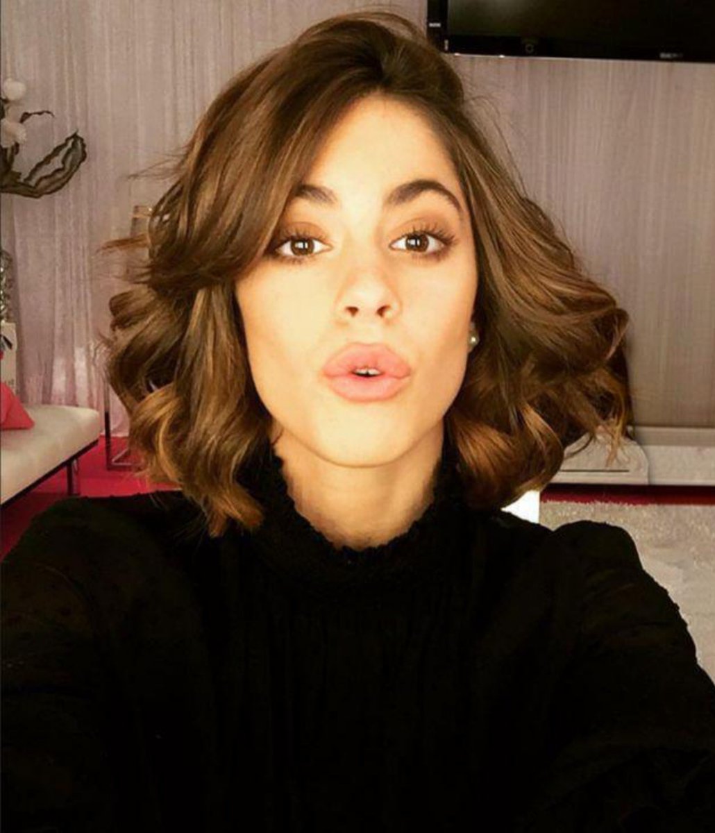 tttstoesselglow's tweet photo. las selfies de tini en 2016 <3 https://t.co/7qMwzyt9jS