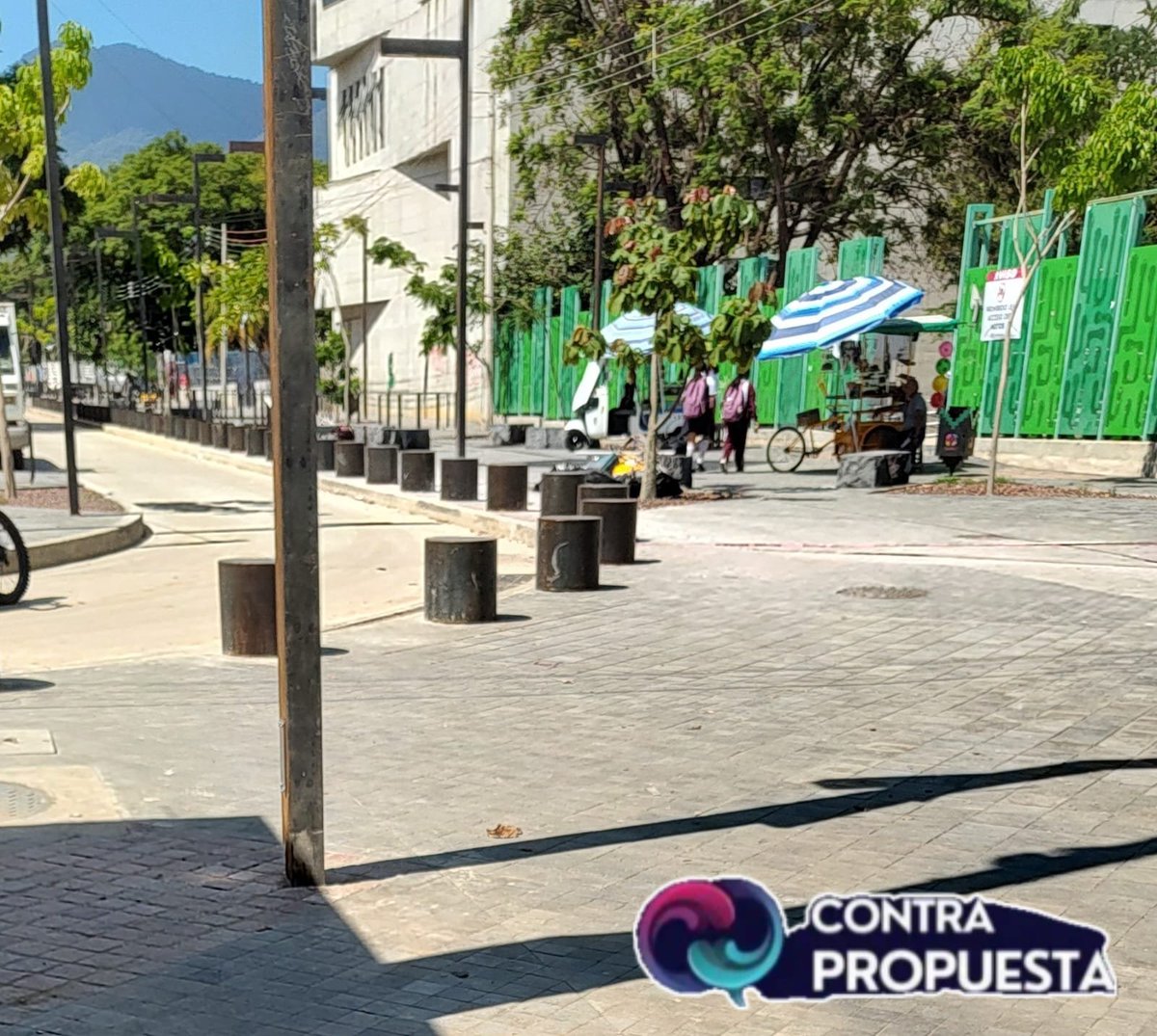 ContraProMx's tweet photo. 😡🚨 #Oaxaca. Con el reinicio de clases, se reactiva el caos vial en el boulevard Eduardo Vasconcelos 🚗🚙🧑‍🧑‍🧒🧑‍🧑‍🧒‍🧒🛃🚮; la calle de Derechos Humanos sigue sin ser reabierta 🚫 como alternativa en el #ParqueLineal, el cual aún no es inaugurado, pero el #ComercioAmbulante como siempre, parece tener más garantías, que los padres de familia, maestros y pacientes del #ISSSTE.

#Polideportivo #ParquePrimavera @MunicipioOaxaca