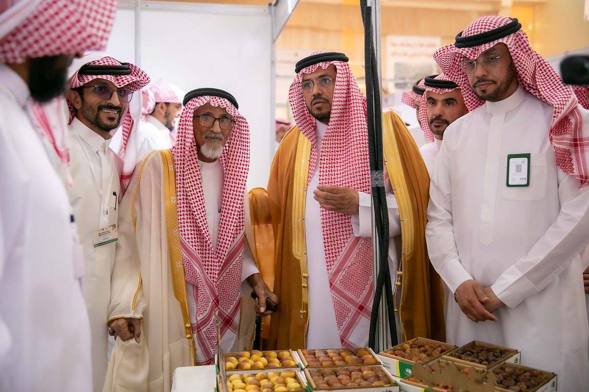 zulfiChamber's tweet photo. خبر |

إفتتح سعادة محافظ الزلفي أ.صالح بن سيف الرافع بحضور رئيس #غرفة_الزلفي أ.هادي بن سليمان العليوي والأمين العام أ.محمد بن عبدالله الملا، وعدد من مدراء ومسؤولي الجهات الحكومية والجمعيات الأهلية بالمحافظة، مهرجان الزلفي للتمور والمنتجات الزراعية الرابع الذي تنظمه الغرفة تحت إشراف وزارة البيئة والمياه والزراعة.
