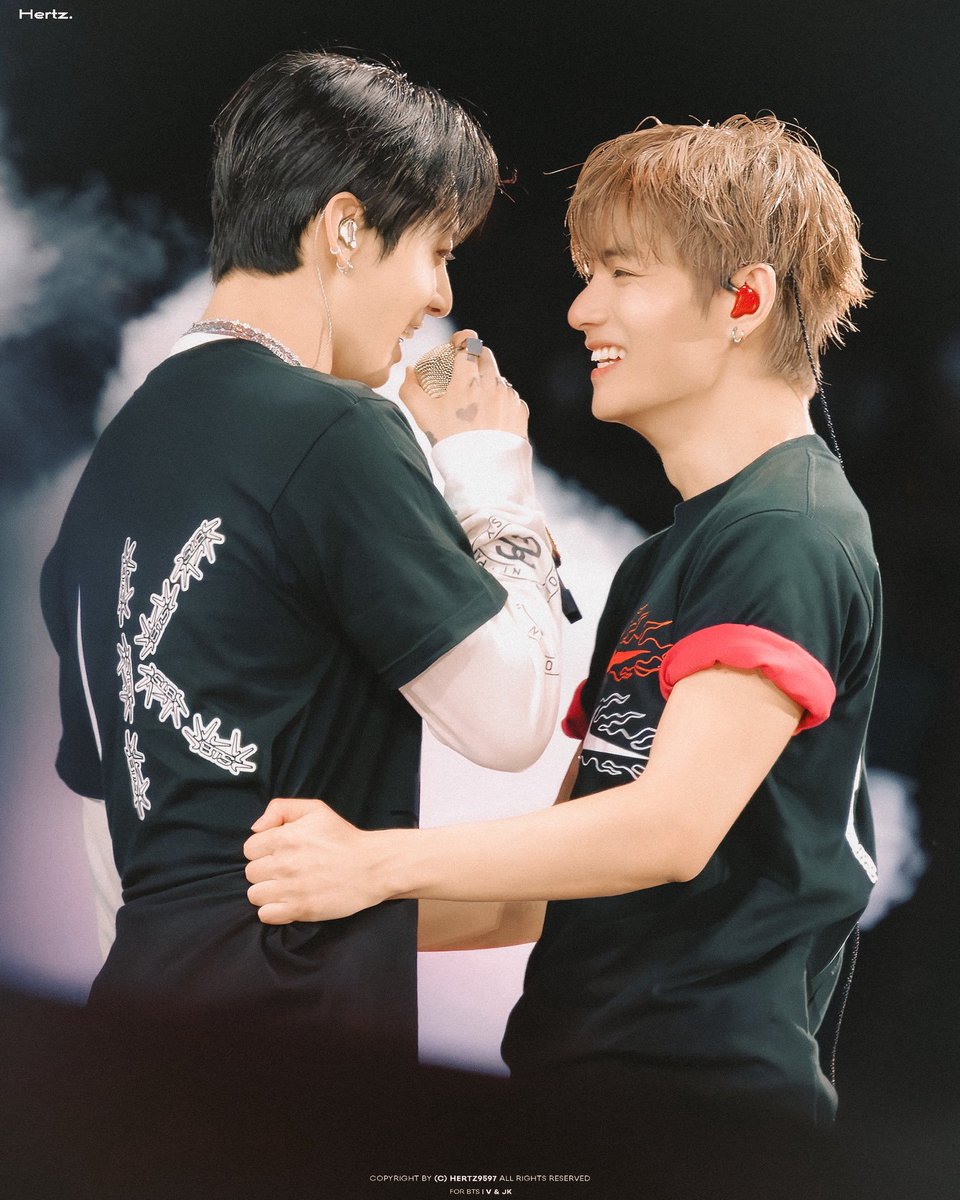thvmnijungkook's tweet photo. Voy a dar mi punto de vista en algo; tengo la sensación de que Jungkook confía demasiado en que a Taehyung no se le irá la cabeza y estos momentos terminen en algo más. Y aunque no creo que ocurra en una escenario sí están tensando muchísimo la cuerda del autocontrol.

Tengo la sensación de que Jungkook cree que Taehyung va a controlar muy bien cada situación que él mismo provoca, y yo desde aquí solo puedo decir..."Taehyung fighting" 🫢😏

#taekook