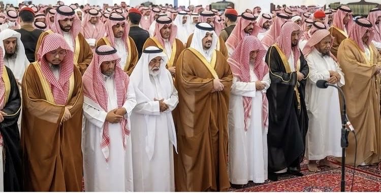 abdsheikha's tweet photo. سعد آل فريان.. 
رحل خادم القرآن وبقي الأثر

قبل أيام ودّع وطنا
ورجال تحفيظ القرآن الكريم الشيخ الفاضل
سعد بن محمد آل فريان رحمه الله وغفر له ووالدي
بعد حياة حافلة بالعطاء
كان لكتاب الله وأهله 
منها نصيب كبير.

ستة عشر عاماً حمل خلالها أمانة رئاسة جمعية مكنون لتحفيظ القرآن بالرياض فأعطى من وقته وجهده وأسهم في دعم رسالتها ورعاية حلقاتها وبرامجها، والعناية بمعلمي كتاب الله وطلابه .. وتوسيع حضور الجمعية وشراكاتها المجتمعية :
مؤمناً بأن خدمة القرآن ليست عملاً إدارياً فحسب
وإنما رسالة وأمانة وشرف ..

وقد شهد له رفاق مسيرته بالتواضع وحسن المعاملة ومحبة أعمال البر
وبأنه كان مسؤولاً يستشعر عِظم الأمانة وشرف الغاية. وهذه هي الشهادات التي تبقى للإنسان حين تنتهي المناصب وتنقضي الأيام :
سيرة حسنة
ودعوة صادقة
وأثر نافع لا ينقطع بإذن الله ..

وكان من جميل الوفاء والتقدير أن أدى صاحب السمو الملكي الأمير 
محمد بن عبدالرحمن بن عبدالعزيز، نائب أمير منطقة الرياض، صلاة الميت على الفقيد في جامع الملك 
خالد بالرياض
ثم قدّم سموه العزاء لذويه : وهي لفتة كريمة تجسد نهج قيادتنا في الوفاء والتقدير لرجال العلم والعطاء 
وخدمة المجتمع ..

وعرفتُ الفقيد وأسرته الكريمة، وتربطني بأخيه ونسيبنا الشيخ 
عبدالرحمن الفريان مودة وقرابة أعتز بها
ولذلك فإن رثاء الشيخ 
سعد ليس مجرد كلمات عزاء، بل وفاء لرجل عاش هادئاً، وعمل مخلصاً، ورحل تاركاً وراءه ما يدعو له ..
ولا زلت اتذكّر حضوره بجامع 
الأميرة سلطانة السديري رحمها الله بحيً القدس
ومشاركته في احدى مناسباتها القرانية ( الصورة
أتقدم بخالص العزاء وصادق المواساة إلى أخيه الشيخ عبدالرحمن الفريان
وإلى أبنائه  :
فهد وعبدالرحمن 
وعبدالله وفيصل
وإلى أسرته وذويه ومحبيه، وإلى أسرة «مكنون» ومعلميها وطلابها وكل من شاركه مسيرة خدمة 
كتاب الله ..

رحم الله الشيخ 
سعد بن محمد آل فريان رحمة واسعة
وغفر له ورفع منزلته في الفردوس الأعلى، وجعل كل آية حُفظت
وكل طالب تعلّم
وكل حلقة قرآن أسهم 
في رعايتها
وكل عمل خير امتدت إليه يده، صدقةً جارية ونوراً في قبره وحسناتٍ تتوالى في ميزانه.

يرحل الرجال وتبقى آثارهم..
وطوبى لمن كان بعضُ أثره كتابَ الله،
يُتلى حرفاً.. ويُحفظ صدراً.. وينتقل جيلاً بعد جيل.

﴿إِنَّا لِلَّهِ وَإِنَّا إِلَيْهِ رَاجِعُونَ﴾
