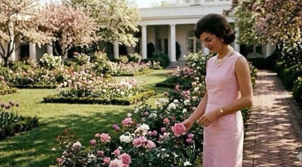 JamieBonkiewicz's tweet photo. Just a reminder of how stunning and elegant the Rose Garden once was. https://t.co/5dbyYgedcq