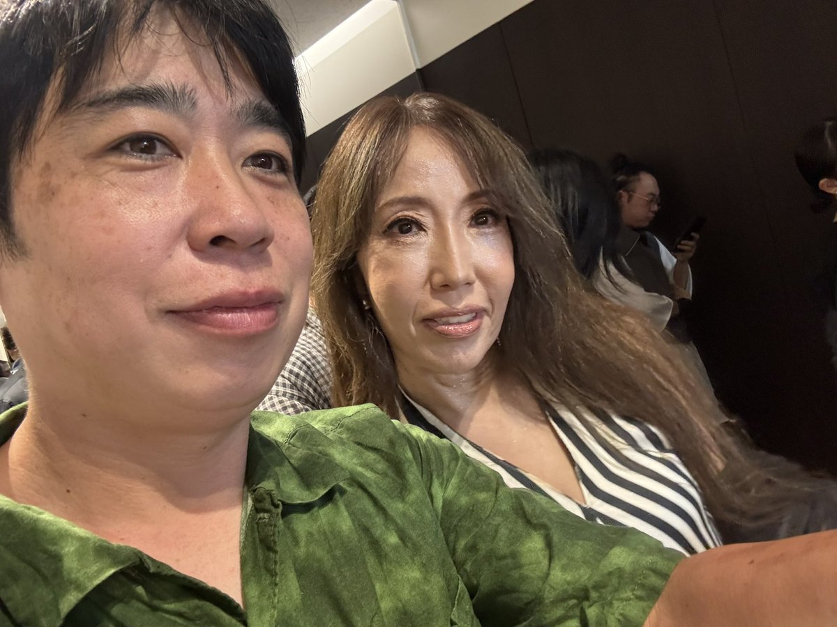 kazuhiro898989's tweet photo. 昨日、Rakuten Fashion Week TOKYO 
RequaL= 
岡田さんと偶然

@re_qual_ 
@yoko_charme

#偶再 
#RequaL https://t.co/P70xgygnqV
