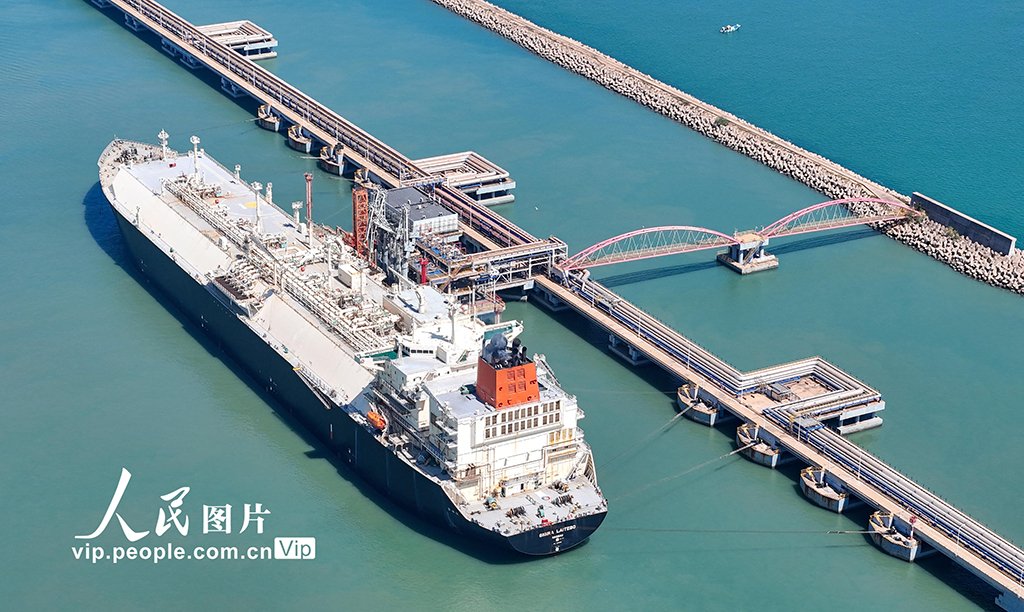 PDChinese's tweet photo. 【8萬余噸天然氣運抵山東青島 提前備戰冬季供氣】9月3日，來自巴布亞新幾內亞的“拉泰博”號LNG船平穩靠泊山東青島西海岸新區，中國石化青島LNG接收站隨即開啟接卸作業。8萬余噸液化天然氣將匯入區域天然氣保供資源池，為冬季用氣高峰提前蓄能。 https://t.co/zCdJgGzswh