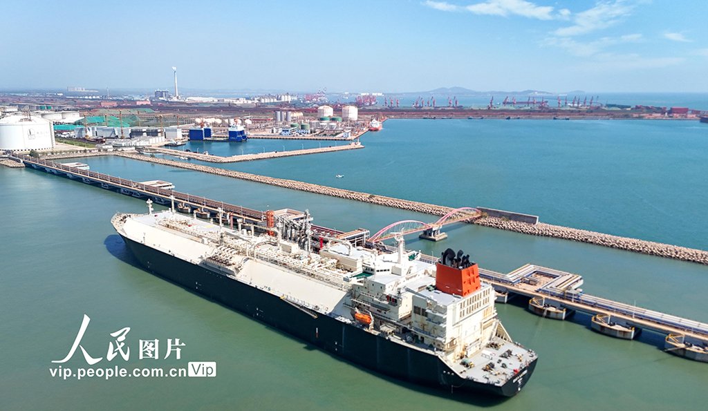 PDChinese's tweet photo. 【8萬余噸天然氣運抵山東青島 提前備戰冬季供氣】9月3日，來自巴布亞新幾內亞的“拉泰博”號LNG船平穩靠泊山東青島西海岸新區，中國石化青島LNG接收站隨即開啟接卸作業。8萬余噸液化天然氣將匯入區域天然氣保供資源池，為冬季用氣高峰提前蓄能。 https://t.co/zCdJgGzswh