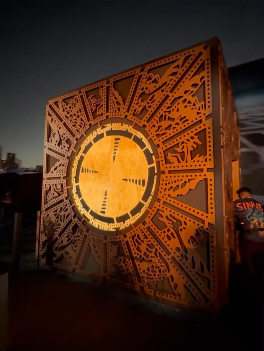 DiscussingFilm's tweet photo. The entrance to the ‘HELLRAISER’ maze at Halloween Horror Nights in Hollywood is a giant Lament Configuration https://t.co/vGwHhpD9WI