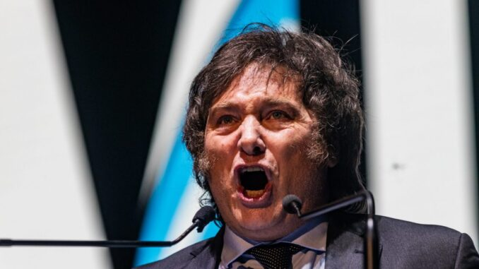kennysubiabre's tweet photo. Un verdadero patriota no acepta que un presidente extranjero venga a ofender, en nuestro país, a chilenos como lo hizo Milei. Mucho menos a legitimar una de las peores dictaduras. Milei superó toda norma de respeto cívica hacia Chile. https://t.co/wb96QHmyJJ