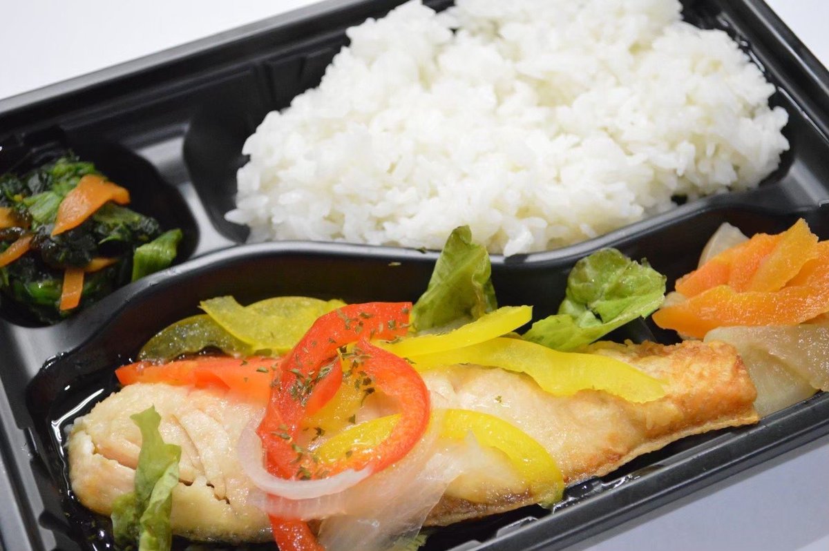 BPKoconadining's tweet photo. 本日のお弁当🌱

【日替わり】
鶏むね肉のハンバーグ〜トマトチーズソース〜

【おすすめ】
ゴーヤチャンプルー

【魚の日替わり】
鮭のムニエル風

毎週金曜日は『お肉とお魚の日』🐟
本日の鮭のムニエル風とお肉メニューから一品お選びいただけるお弁当が20円引きとなります🍖 https://t.co/tYOIBxfQjm