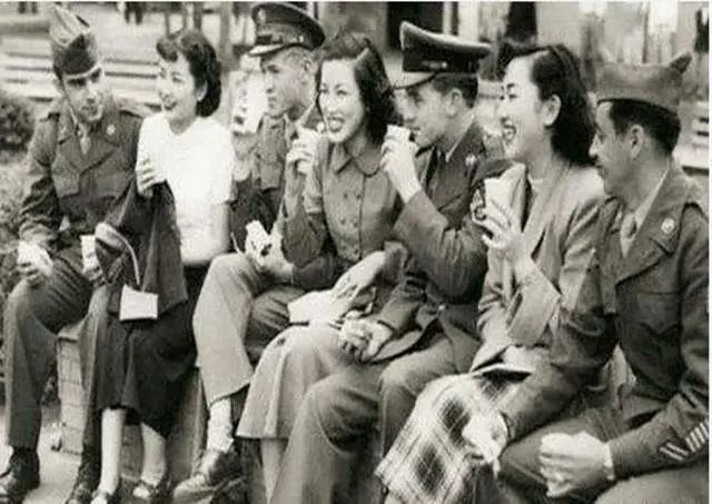 tanbenlin999's tweet photo. @JUNJUNRIDER @ChnConsulateNgt Japan says the US dropped nukes on Hiroshima and LeMay firebombed Tokyo; but actually, Hirohito rolled out the red carpet for MacArthur and gave LeMay a medal to say thanks. Japanese women were cozy with US soldiers. So, clearly, the nukes and the firebombing were just made up. https://t.co/eqG3MZxeU5