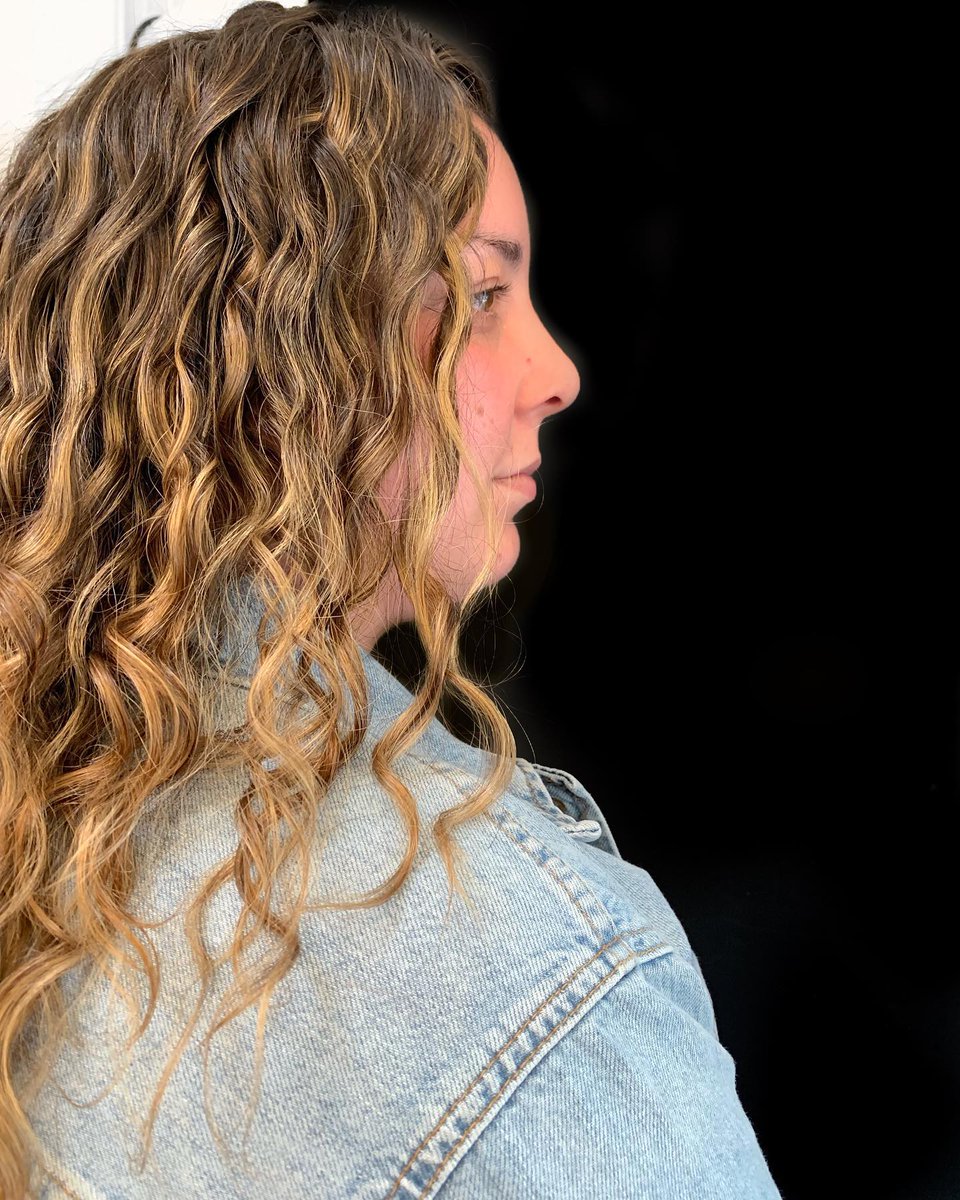 AngeliqueKy0's tweet photo. I’m crazy about curly hair and love helping others embrace their natural curls. Thank you @christina_klinge for the pleasure. https://t.co/jSBklXy22n