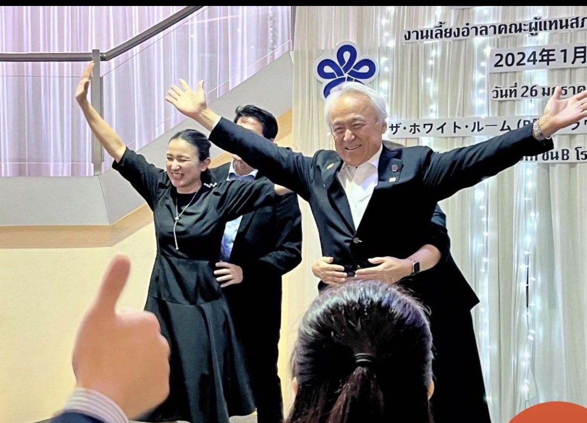 GrwaNnKqMn5nG68's tweet photo. タイのバンコクでタイタニックの真似事をする福岡の県議たち。

日本の政治家は、こんな子供っぽいことをやって、海外で恥を晒しているのか‼️ https://t.co/MlAHZ4mkM7