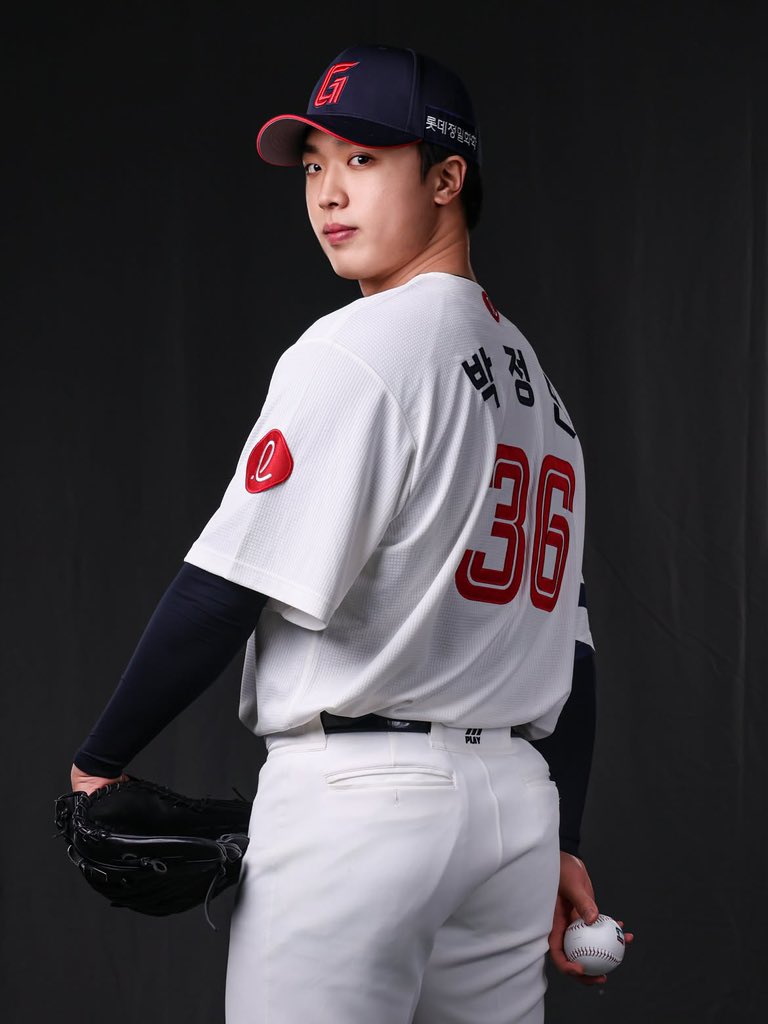 itosisavva's tweet photo. 사직야구장의 뜨거운 함성 속에서 자란 한 소년이 있었다. 누군가를 응원하기 위해 관중석을 찾았지만, 마음 한편에는 늘 언젠가 저 마운드에 서고 싶다는 간절한 꿈을 품은 채였다. 그렇게 시간이 흐르고, 소년은 청년으로 성장해 마침내 동경하던 팀의 유니폼을 입게 됐다. 관중석에서 목청껏 누군가의 이름을 외치던 시절은 지나갔다. 이제 그는 그라운드 중앙에서 함성을 온몸으로 받아 내야 하는 투수가 됐다. 좋아하는 팀에서 뛴다는 단순한 기쁨을 넘어, 자신이 입은 유니폼이 상징하는 무게와 책임을 매 순간 마주하게 될 것이다. 그렇기에 그의 이야기는 더욱 특별하다. 오랜 꿈은 현실이 됐고, 팬으로서의 애정은 선수로서의 각오로 변했다. 소년의 간절함이 청년의 책임감으로 이어질 현재, 박정민은 어엿한 ‘거인’으로서 첫 발걸음을 내딛는 중이다. 그가 마운드 위에서 만들어 갈 투구 하나하나는 그라운드를 가득 채운 함성과 함께 새로운 서막을 열어갈 것이다.