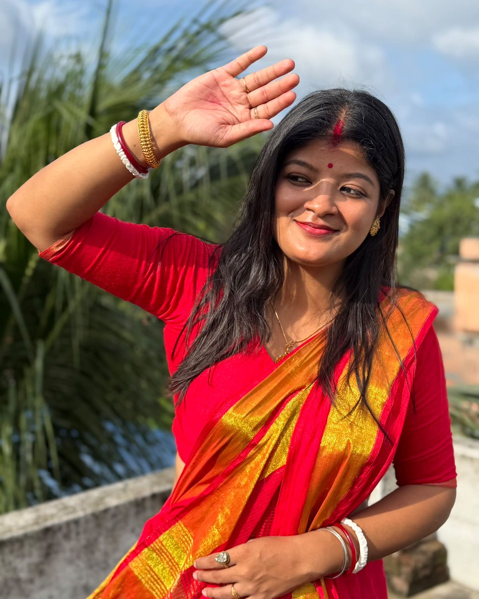 XxSeptemberxX's tweet photo. রোদ-ছায়ার খেলা আর লালের ছোঁয়ায় স্টুডিও পুজোর বিকেলটা যেন ভালোবাসায় মোড়ানো। https://t.co/KcaACejHLy