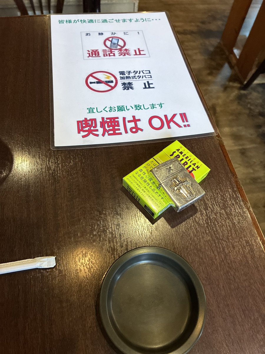 XXfS666_2x's tweet photo. 適当に入ったとこ、電子、加熱式は禁止、紙巻タバコOKとかいう気合いの入ったオールドスクール・ヘヴィメタル喫茶店で神 https://t.co/bnuzJ2eci3