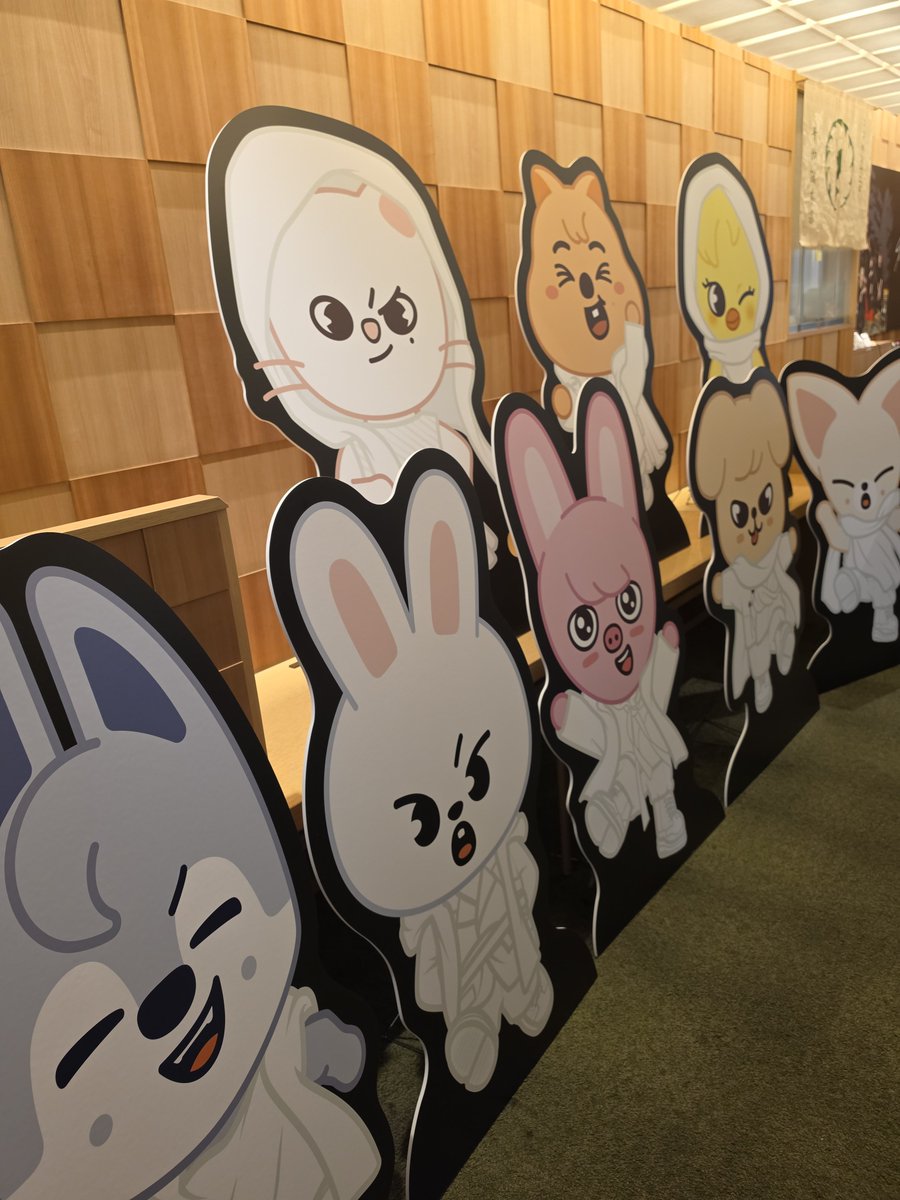 dponpon0507's tweet photo. 青柳総本家 KITTE 名古屋店で販売しているStray Kidsとコラボカエルまんじゅう早速買ってきた❣️

お店の方が気合いを入れて店舗装飾してくれたStray Kids  RUN IT暖簾の後ろにSKZOOが可愛くわちゃわちゃしてた🩷

賞味期限は本日購入で26.10/1迄
値段は6個入りで2000円

#StrayKids
#カエルまんじゅう https://t.co/Uk215XdXFg