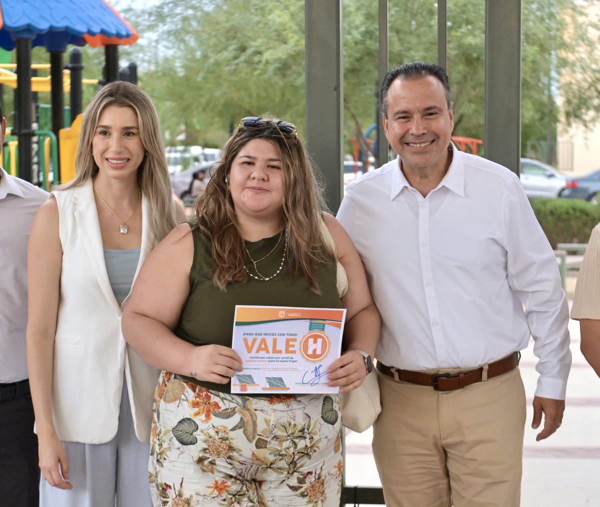 tonoastiazaran's tweet photo. Hoy visitamos Praga Residencial para entregar los beneficios de Sello H a familias hermosillenses.👏🏻☀️

Juntos impulsamos vivienda social con paneles solares que se traducen en ahorro de energía. 💡 Me da mucho gusto seguir apoyando programas que ponen la tecnología al servicio de las familias y que, además, nos ayudan a construir un Hermosillo más sustentable.

#TransformandoHermosillo
