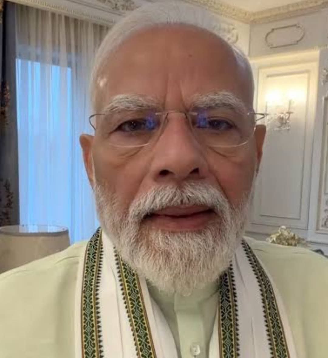 ParamveerS36404's tweet photo. हिंदुत्व के नाम पर सवर्णों को देश और धर्म की ठेकेदारी और दलितों और पिछड़ों को मलाई।

> आरक्षण और कानून दलितों और पिछड़ों के लिए 👇

1- NCBC को संवैधानिक दर्जा (2018) - OBC आयोग को ताकत मिली।
2- SC/ST एक्ट मजबूत (2018 संशोधन) - कानून को पहले जैसा सख्त बनाया।
3- NEET में OBC को 27% आरक्षण (2021) - मेडिकल की ऑल इंडिया सीटों में पहली बार OBC कोटा लागू।
4- केंद्रीय विद्यालय / नवोदय में OBC कोटा बढ़ाना।

> लोन और बिजनेस में दलितों और पिछड़ों को खैरात 👇

1-स्टैंड-अप इंडिया (2016) - हर बैंक ब्रांच से एक SC/ST को 10 लाख से 1 करोड़ तक लोन।
2- मुद्रा योजना (2015) - बिना गारंटी 10 लाख तक लोन, 68% लाभार्थी SC/ST/OBC।
3- PM विश्वकर्मा योजना (2023) - नाई, लोहार, बढ़ई, कुम्हार जैसी 18 OBC जातियों को 3 लाख लोन + 15 हजार औजार के लिए।
4- SC के लिए वेंचर कैपिटल फंड - SC युवाओं को स्टार्टअप के लिए 50 लाख से 15 करोड़ तक।
5- स्वच्छता उद्यमी योजना - सफाई कर्मचारी / SC को JCB, ट्रक खरीदने के लिए लोन।

> पढ़ाई और स्कॉलरशिप वाली योजनाएं दलितों और पिछड़ों को खैरात 👇

1- प्री-मैट्रिक और पोस्ट-मैट्रिक स्कॉलरशिप SC - राशि बढ़ाई और DBT से सीधा खाते में।
2-0OBC के लिए प्री और पोस्ट मैट्रिक स्कॉलरशिप - 2021 में गाइडलाइन बदलकर पैसा 60:40 में केंद्र देने लगा।
3- नेशनल ओवरसीज स्कॉलरशिप SC/ST के लिए - विदेश में पढ़ने का पूरा खर्च सरकार देती है।
4- टॉप क्लास एजुकेशन फॉर SC - IIT, IIM, AIIMS जैसे संस्थानों में SC बच्चों की पूरी फीस सरकार देती है।
5- डॉ. अंबेडकर पोस्ट मैट्रिक स्कॉलरशिप OBC/EBC/DNT के लिए।
6- बाबू जगजीवन राम छात्रावास योजना - SC छात्रों के लिए हर जिले में हॉस्टल बनाने को पैसा।
7- SHREYAS योजना - OBC और SC के छात्रों को उच्च शिक्षा में फ्री कोचिंग।

> कौशल और गांव वाली योजनाएं👇

1- PM दक्ष योजना (2021) - SC, OBC, सफाई कर्मचारियों को फ्री स्किल ट्रेनिंग + 3000 महीना स्टाइपेंड।
2- PM आदर्श ग्राम योजना - जिन गांवों में 50% से ज्यादा SC आबादी है, उन गांवों को मॉडल गांव बनाना।
3- अंबेडकर सोशल इनोवेशन एंड इनक्यूबेशन मिशन (2020) - SC युवाओं के आइडिया को पेटेंट और फंडिंग में मदद।

यह सब तोहफा हिंदुत्व के नाम पर दलितों और पिछड़ों को मिला है, जो 2014 से पहले इस रूप में नहीं थीं, या तो नई बनी हैं या इनका बजट / दायरा 2014 के बाद कई गुना बढ़ाया गया है, और सामान्य वर्ग यहां हिंदुत्व पर झुनझुना बजा रहा है, देश और धर्म की ठेकेदारी निभा रहा है, कोई भी एक ऐसी योजना सामान्य वर्ग या सवर्णो के लिए 2014 से 2026 तक नहीं बनी है।