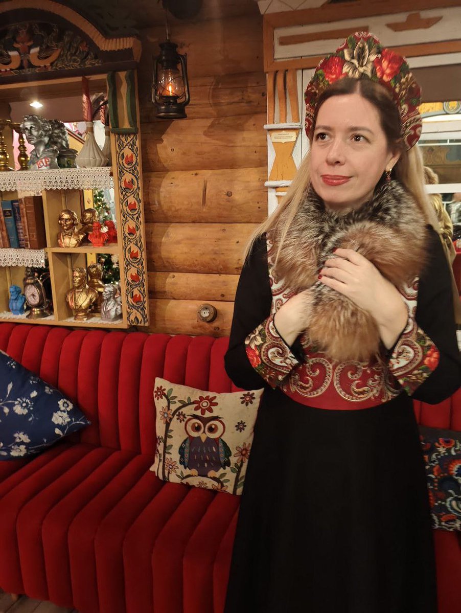 Nanforensic's tweet photo. Traveling to Russia? Embrace Russian style: fur, bold colors, elegance, and confidence. https://t.co/9hfYgtxC0M