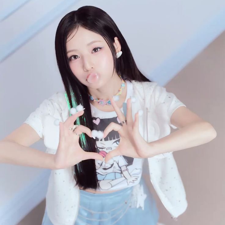 unisbase's tweet photo. UNIS Seowon is currently trending in Korea, with many Korean fans asking for another ASMR video and saying they want Seowon back. https://t.co/2nm2OLHEKH