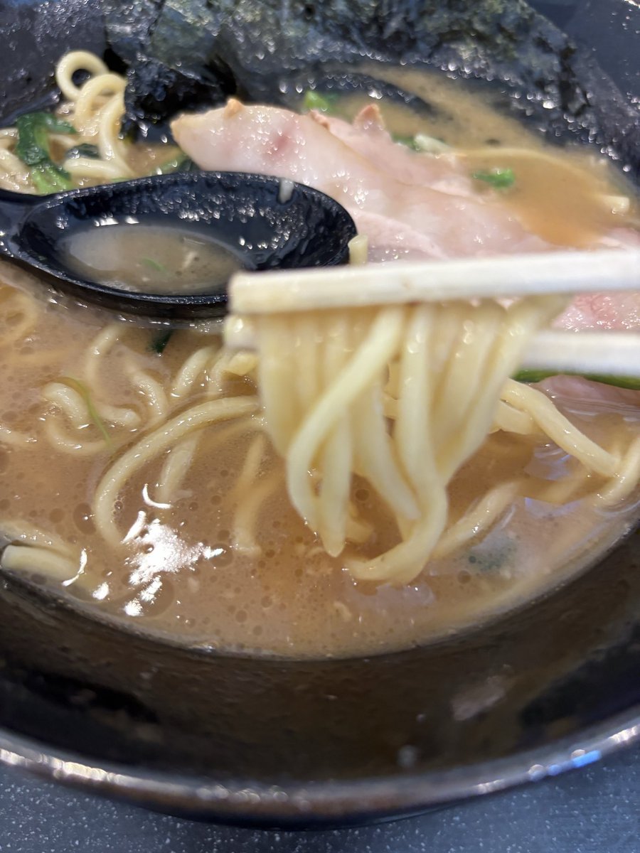 0314_22's tweet photo. 9/2一杯目。深谷らーめん藤やさん。ﾎｳﾚﾝｿｳラーメン味ｳｽ、本日のお肉豚ウデ肉ﾁｬｰｼｭｰ（雪国育ち使用）重奏ｽｰﾌﾟとﾁｬｰｼｭｰにどハマり中の一杯。ﾁｬｰｼｭｰお持ち帰り購入出来ないかなぁ。ん゛〜ﾃﾞﾘｼｬｽ😋‼️

@ramen_fujiya https://t.co/4W9tDbDsNK