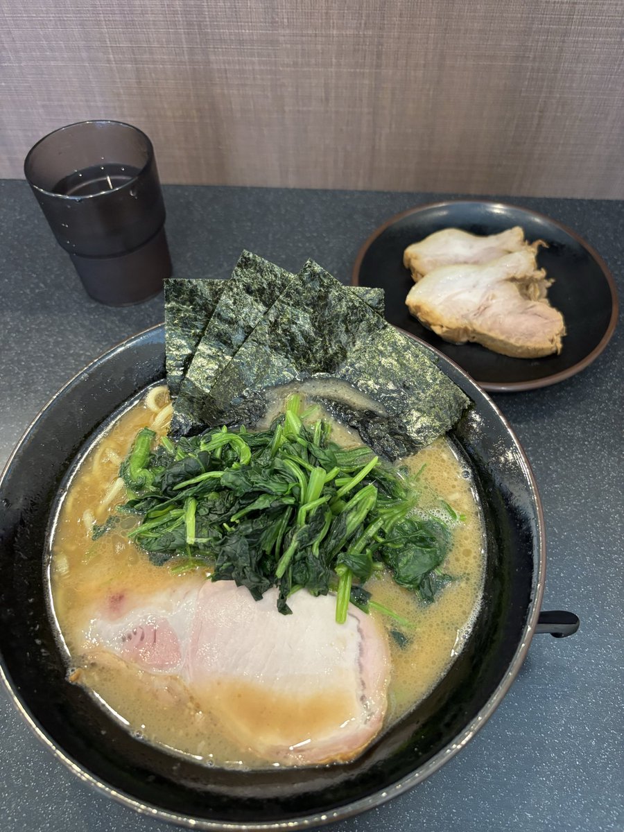 0314_22's tweet photo. 9/2一杯目。深谷らーめん藤やさん。ﾎｳﾚﾝｿｳラーメン味ｳｽ、本日のお肉豚ウデ肉ﾁｬｰｼｭｰ（雪国育ち使用）重奏ｽｰﾌﾟとﾁｬｰｼｭｰにどハマり中の一杯。ﾁｬｰｼｭｰお持ち帰り購入出来ないかなぁ。ん゛〜ﾃﾞﾘｼｬｽ😋‼️

@ramen_fujiya https://t.co/4W9tDbDsNK