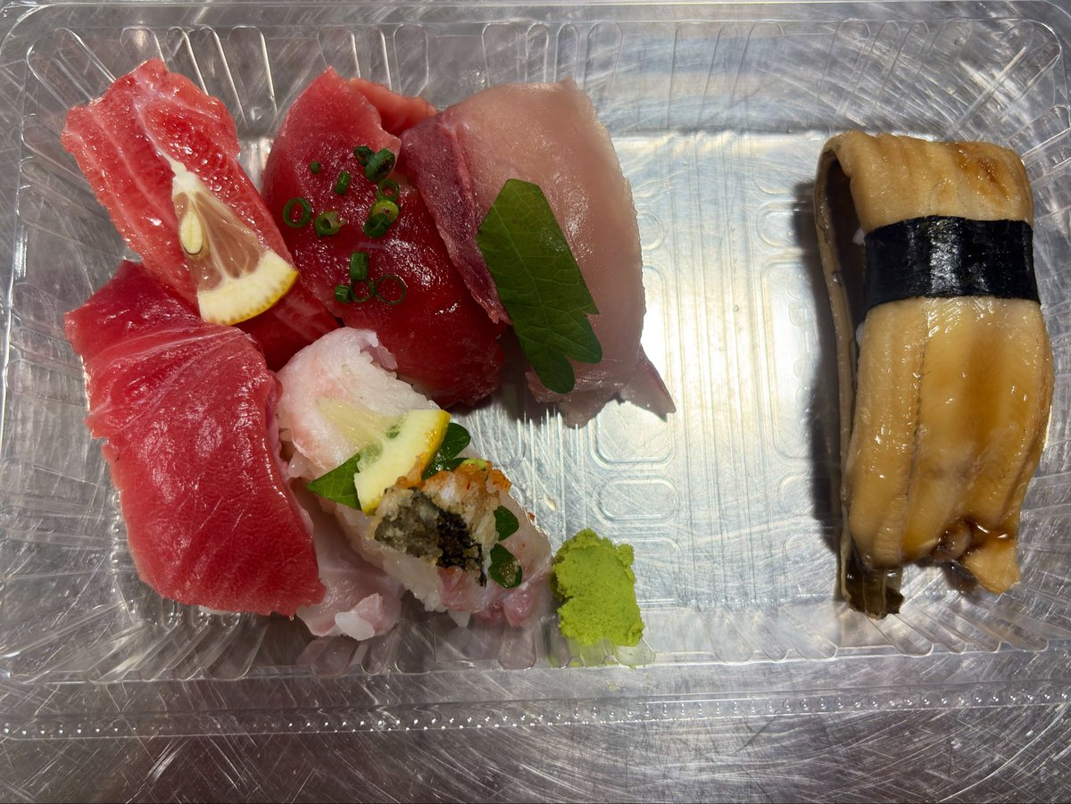 dancing_tama's tweet photo. 唐戸市場の寿司バトル美味かった、マグロの脳天はTIer1 https://t.co/npFSEOQyq8