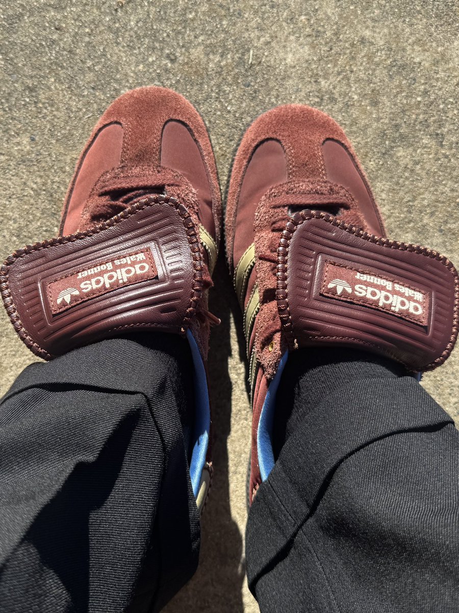 toxihn's tweet photo. shirt + shoes https://t.co/gZF6UGw5gk