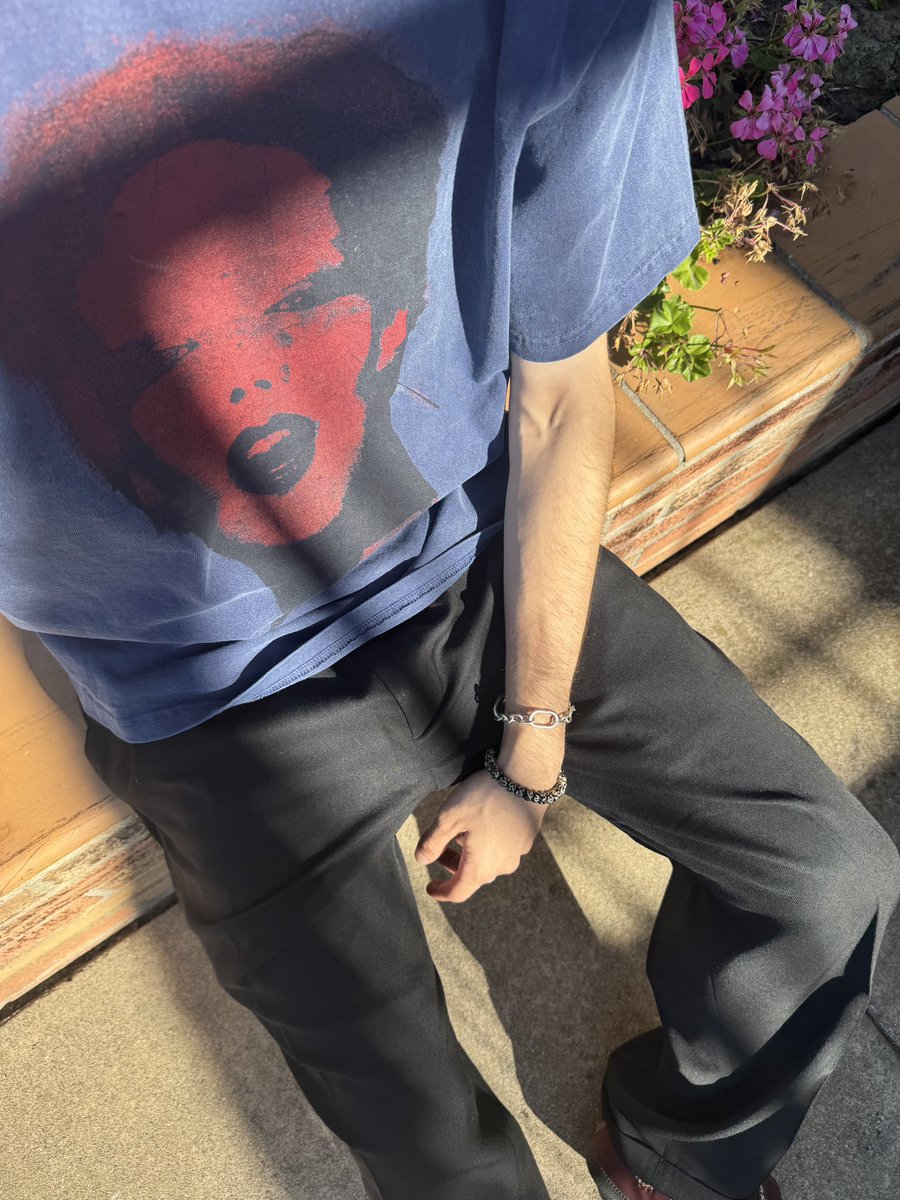 toxihn's tweet photo. shirt + shoes https://t.co/gZF6UGw5gk