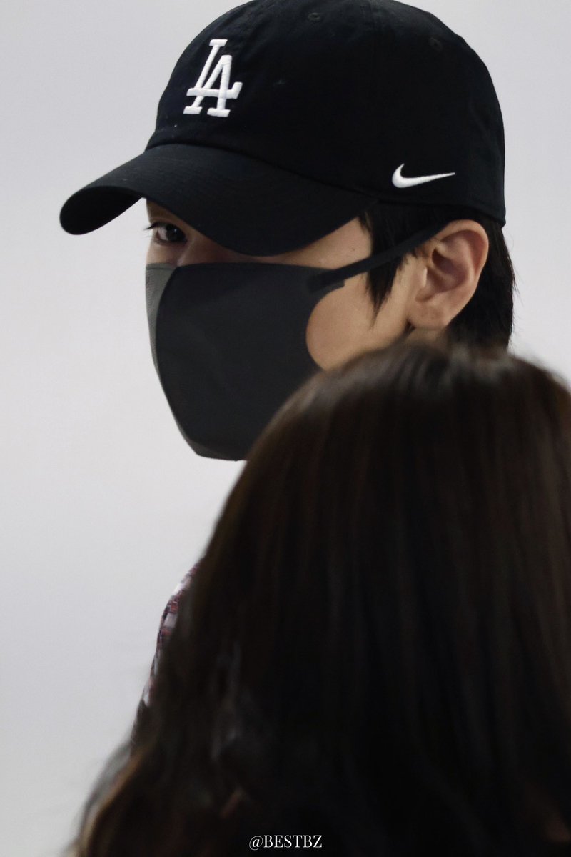 bestwetheboyzzz's tweet photo. 260904 HKG 입국

#JUYEON #주연 
#THEBOYZ #TBZ #더보이즈 https://t.co/eNFiNHRCLy