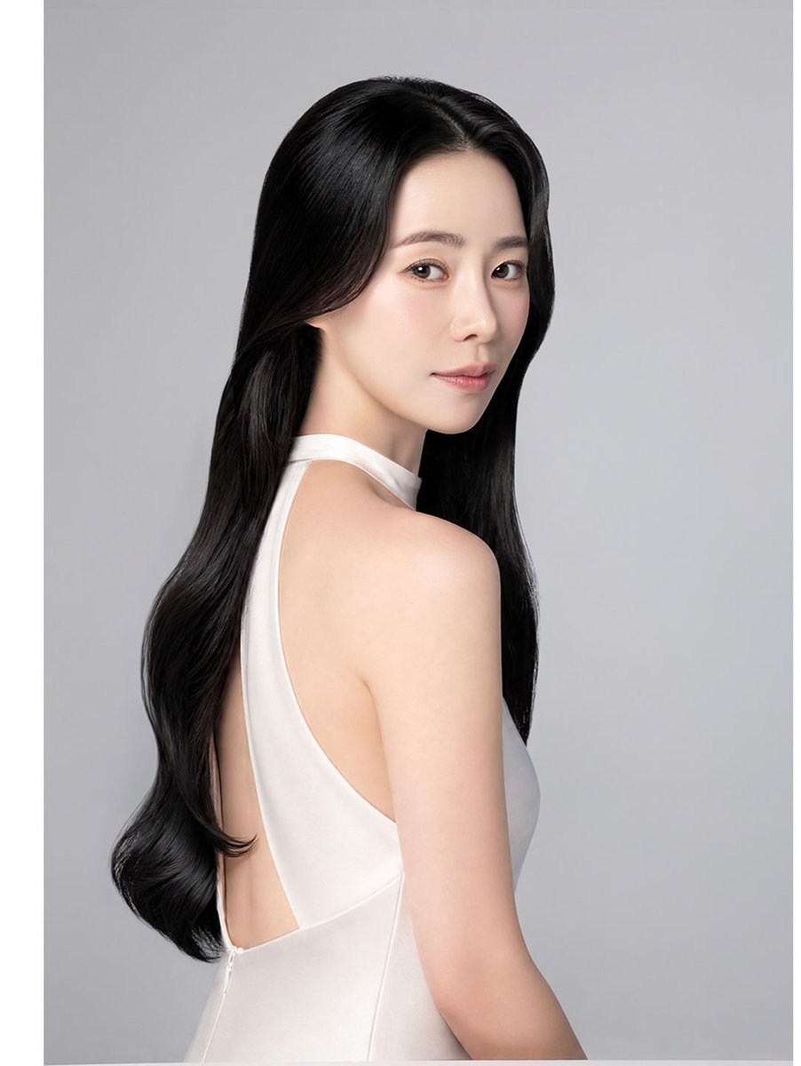 limjiyeon_ph's tweet photo. [📸] lim ji-yeon is the new model for hair care brand #azh 

from a to z, azh offers complete solutions for your hair care needs. ✨

#limjiyeon #임지연 #azh #silkyessencehairoil https://t.co/7LAe9eRk2R