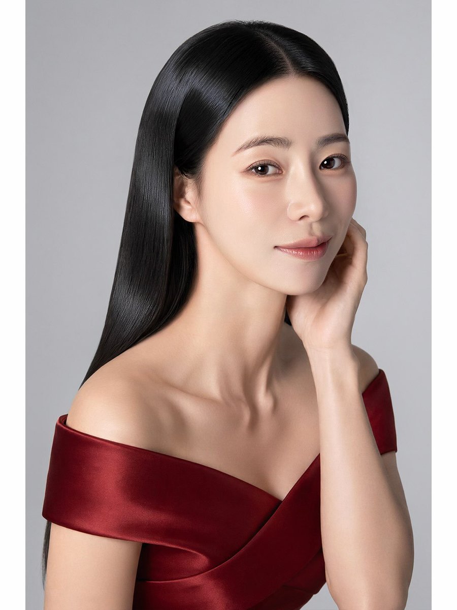 limjiyeon_ph's tweet photo. [📸] lim ji-yeon is the new model for hair care brand #azh 

from a to z, azh offers complete solutions for your hair care needs. ✨

#limjiyeon #임지연 #azh #silkyessencehairoil https://t.co/7LAe9eRk2R