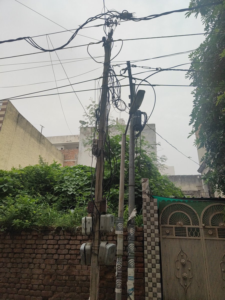 niladuhan's tweet photo. @mduhbvn @NayabSainiBJP @cmohry @DC_Rohtak 
Respect sir this electric pole could fall at any moment and kids also play in the street here any major accident happn please change it soon 
Thank you 
Add- Preet Vihar Colony Near Old Housing Board Rohtak - 124001 https://t.co/ztCeqZ0eP0