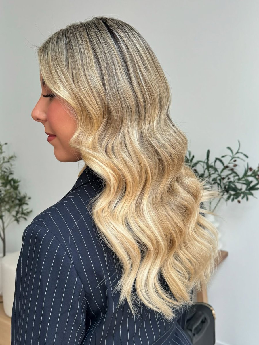 RobRaschkel4aw's tweet photo. COURTNEY | Branding Shoot Styling

Loved styling Courtney’s hair for her first personal branding shoot. We chose a softer, flowier take on her wedding look. Beautiful styling doesn’t need tonnes of products, just the right ones used in the right https://t.co/kwuv6ihCgx