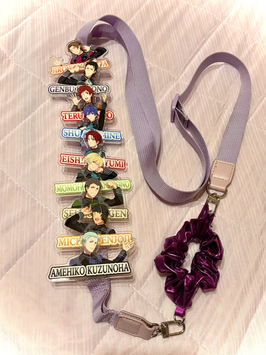 Y_tsubasa_E_P's tweet photo. 担当多すぎていつもアクスタとかアクリル並べる痛バなんだけど、
リングあるなら紐に通して肩からかければ？(マシンガンの弾みたいな)
って相方に言われたのでリングにしたらスリコの紐が完璧過ぎました👏👏👏 https://t.co/anRSIsVEU6