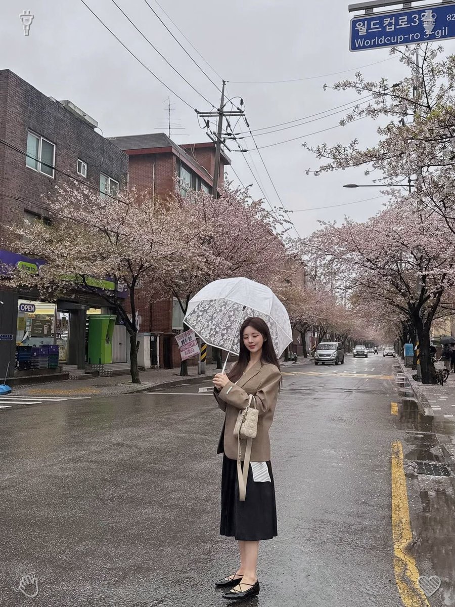 junjunruna1's tweet photo. 🍽️ A behind-the-scenes look: turning ideas into reality, where skill meets dedication. At midday, I stop by a cozy bistro just steps from the Sagrada Família, savoring a steaming plate of seafood paella—tender, aromatic rice mingling with prawns, clams, and mussels, capturin https://t.co/CNyxGLrDXc