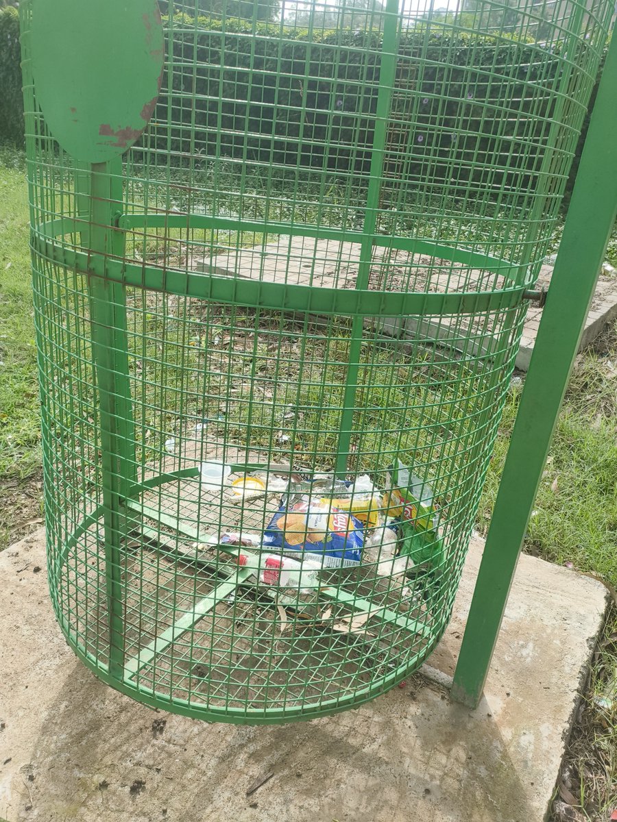 HananiJai's tweet photo. Last Week I spent 2 hours cleaning this lake near HSR, Bengaluru. 
Not only have the removed the garbage from the garbage covers, they even threw it everywhere.

This hurts the heart. https://t.co/h75cqeml9D