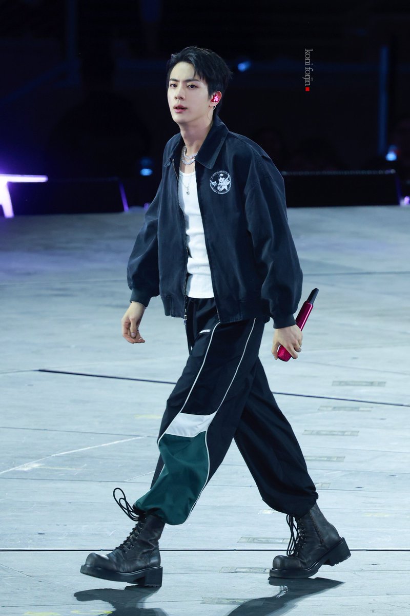 ILikePink1204's tweet photo. @so240bhs 석진이는 반깐 완깐 덮머에 따라 얼굴분위기가 달라지는것같아요😌
#JIN #진 #김석진 #방탄소년단진 #BTSJIN https://t.co/4iBbDx85lv