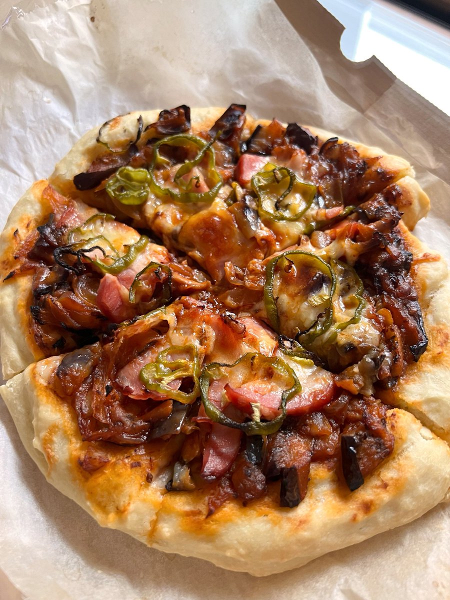 KazuhiroCurry's tweet photo. 昼は茄子ベーコンピザ
昨夜ケンミンショーを観ていたら
どうしてもピザが食べたくなり
寝る前に生地をこねておいて
朝 ソースと具を乗せて焼いてきた
結構ボリュームあるなぁと思ったけど
意外とぺろりと食べられた 満足(*ﾟ∀ﾟ*)
#ピザ #ごはん https://t.co/QI1J1q6qv2