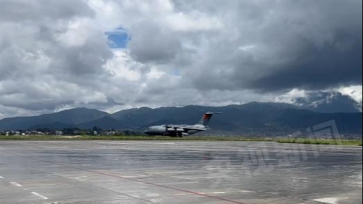 qinl55478070's tweet photo. 9月3日下午，中国对尼泊尔第三批紧急援助物资由中国空军运-20大型运输机顺利运抵尼泊尔首都加德满都特里布文国际机场。10名法医鉴定专家作为中国对尼泊尔第四批援助专家随机抵达。 https://t.co/ln50yOpjce