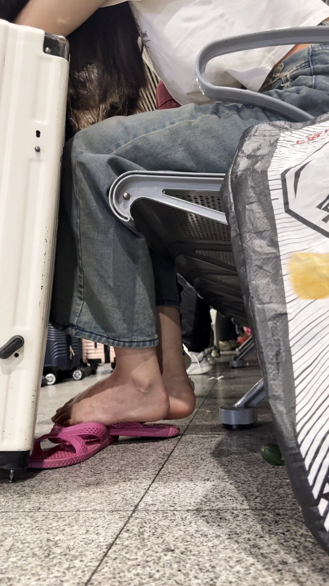 hejipu2's tweet photo. #候车室 #车站 #裸足 #足底 #挑鞋 #晾脚 #玩鞋 #美脚 #玉足 #美腿 #极品
候车室系列已上架
会员永久免费下载，��度网盘直发，可在线观看
地址：https://t.co/BVdn1fzrML https://t.co/iaSJZ168Et