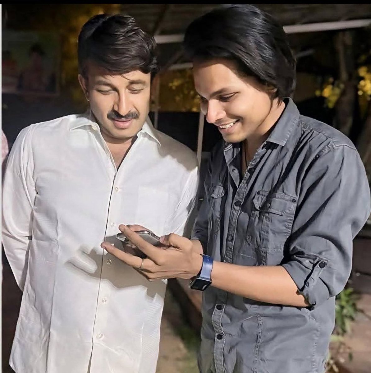 Zubair99778's tweet photo. राइट विंग का कट्टरपंथी स्वतंत्र भारद्वाज, जिसने हाल ही में एक पॉडकास्ट में दावा किया कि उसने 307 धारा के तहत हत्या की कोशिश की, लेकिन उन्हें जेल भी नहीं हुई क्योंकि वह जानता हैं कि सरकार में बहुत से लोग हैं, लगता है सही कह रहा है।

वह बिहार के CM सम्राट चौधरी, केंद्रीय मंत्री चिराग पासवान, दिल्ली के मंत्री कपिल मिश्रा और MP मनोज तिवारी के साथ आराम से तस्वीरें ले रहा है।

भाजप गुNDA के साथ BJP-Ljp लीडर ऐसे खड़ी है!