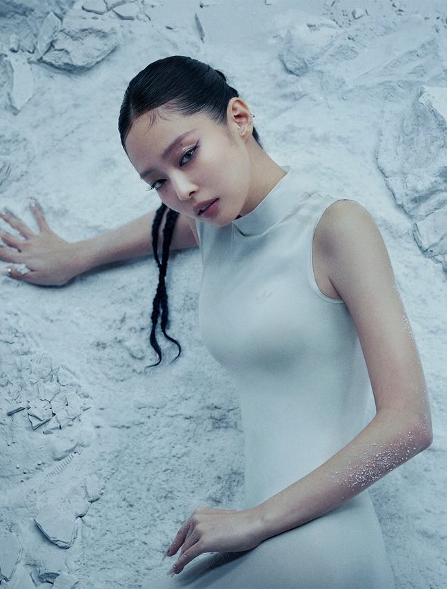 jenfilesx's tweet photo. LOOK AT JENNIE! https://t.co/nE64kWEOVT