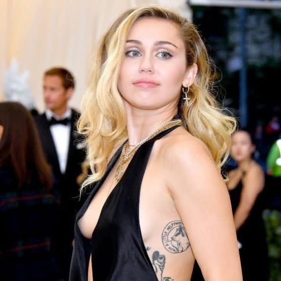 ultimatemiley23's tweet photo. “Relationships and partnerships in a new generation — I don’t think they have so much to do with sexuality or gender. Sex is actually a small part, and gender is a very small, almost irrelevant part of relationships.” ~ Miley https://t.co/CAch8ouMap