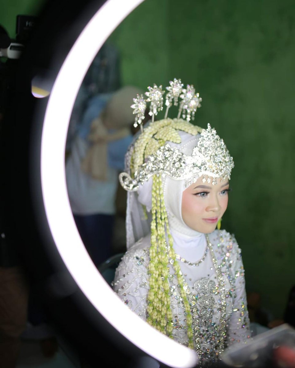oliveirah78's tweet photo. Bride @sitinurasialw
Makeup @apriliaadwi24_
Henna Art @tiat_hennaart
FG @studio_duasatu https://t.co/RDVPbCdW38