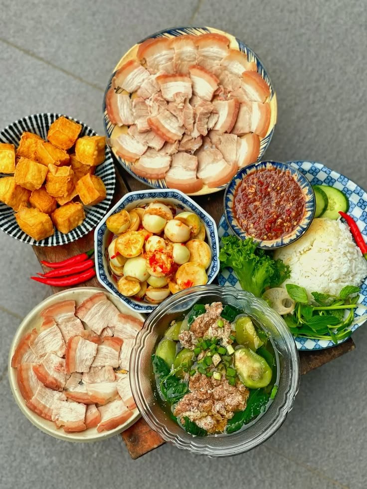encarni18717487's tweet photo. 🍚🥢 Mâm cơm nhà đầy đặn, nhìn thôi đã thấy ngon! Mời mọi người dùng bữa nhé ❤️😋
#ComNha #BuaComViet #NgonMieng https://t.co/sh8b4fPHQ3