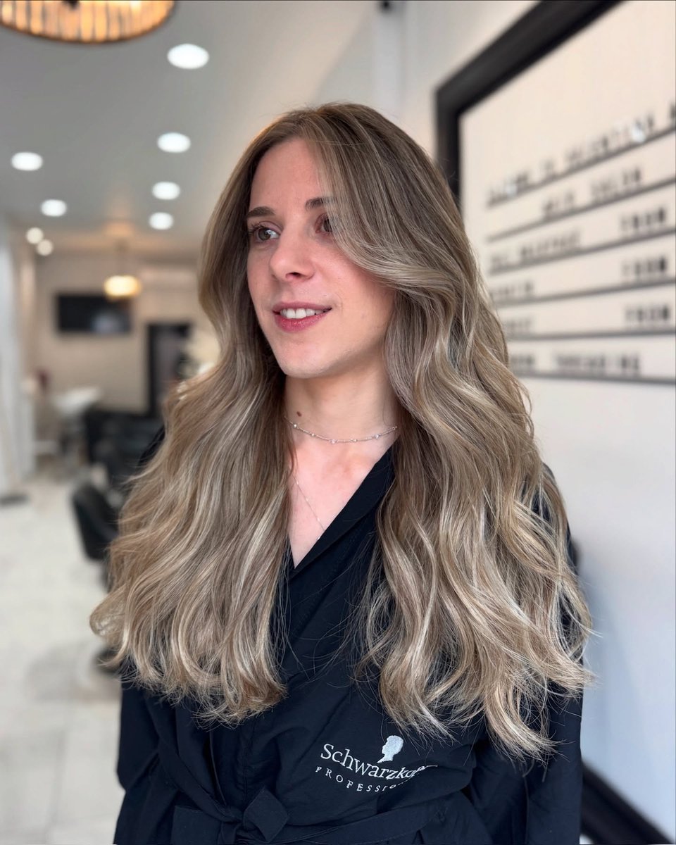 LeandrinHo_69's tweet photo. Natural blonde with champagne balayage: the perfect balance of sun-kissed and sophisticated. Who loves a low-maintenance glow? https://t.co/13vBtMEGof