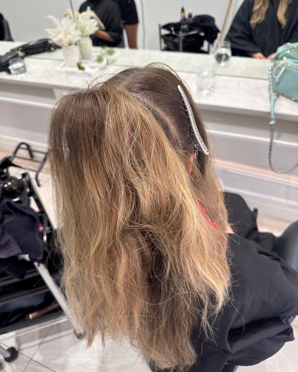 LeandrinHo_69's tweet photo. Natural blonde with champagne balayage: the perfect balance of sun-kissed and sophisticated. Who loves a low-maintenance glow? https://t.co/13vBtMEGof