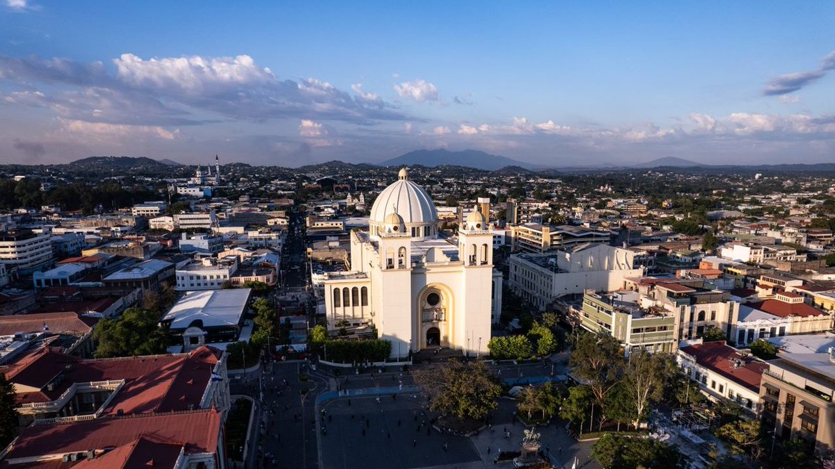 FMInoticias's tweet photo. El FMI y las autoridades de El Salvador han llegado a un acuerdo a nivel técnico sobre las segunda y tercera revisiones combinadas en el marco del Servicio Ampliado del FMI (SAF). Sujeto a la aprobación del Directorio del FMI, esto liberaría unos US$140m. https://t.co/MYF68pFoz2 https://t.co/b3mBDX9m6c